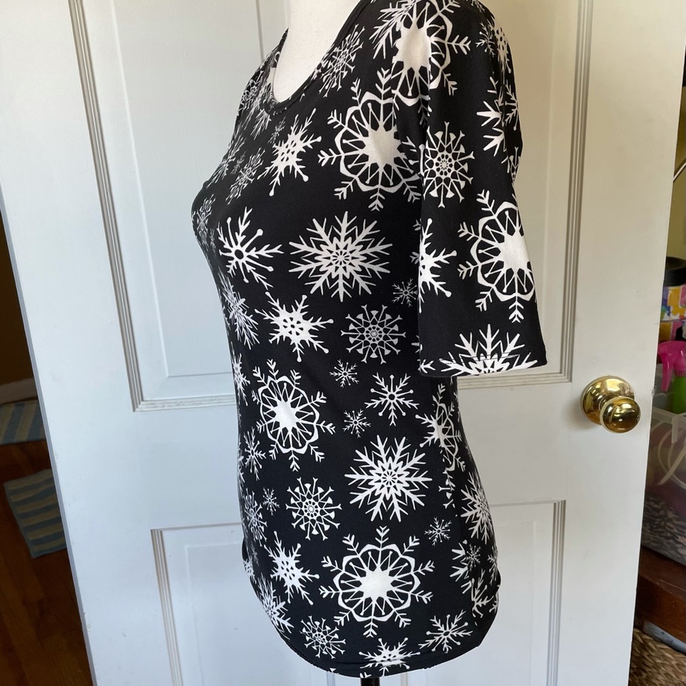 LuLaRoe Snowflake Top - Picture 8 of 13